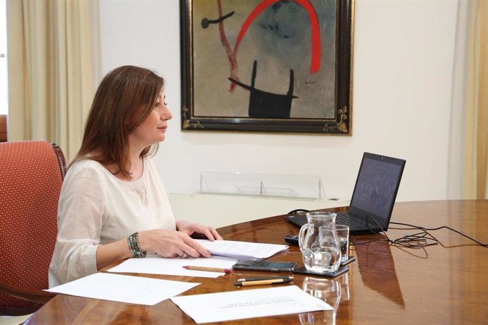 La presidenta del Govern, Francina Armengol, en una reunión telemática.