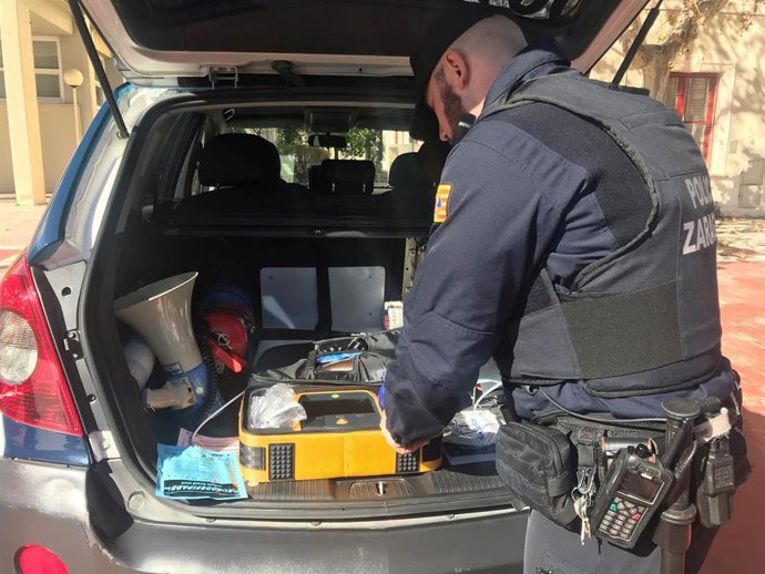 Un agente de Policía Local comprueba un defibirilador