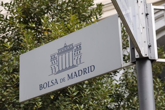 Cartel colocado en las inmediaciones del edificio de La Bolsa de Madrid en Madrid (España), a 27 de marzo de 2020.
