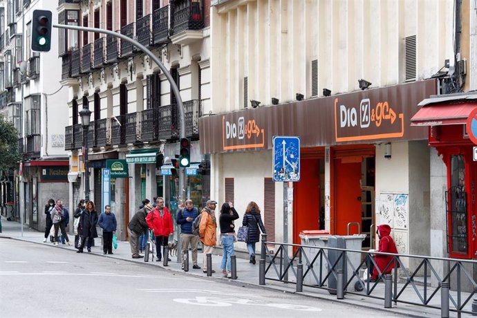 Varias personas esperan en una cola para entrar al supermercado Dia durante el primer día de la cuarta semana de estado de alarma decretado por el Gobierno para combatir el coronavirus, en Madrid (España) a 6 de abril de 2020.