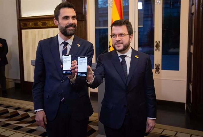 El presidente del Parlament, Roger Torrent; y el vicepresident de la Generalitat, Pere Aragons, durante la entrega y presentación de los Presupuestos de la Generalitat de 2020 en la Cámara catalana.