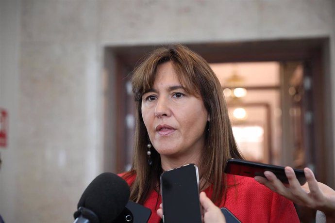 La portavoz de Junts Per Catalunya en el Congreso, Laura Borrs, atendiendo a los periodistas