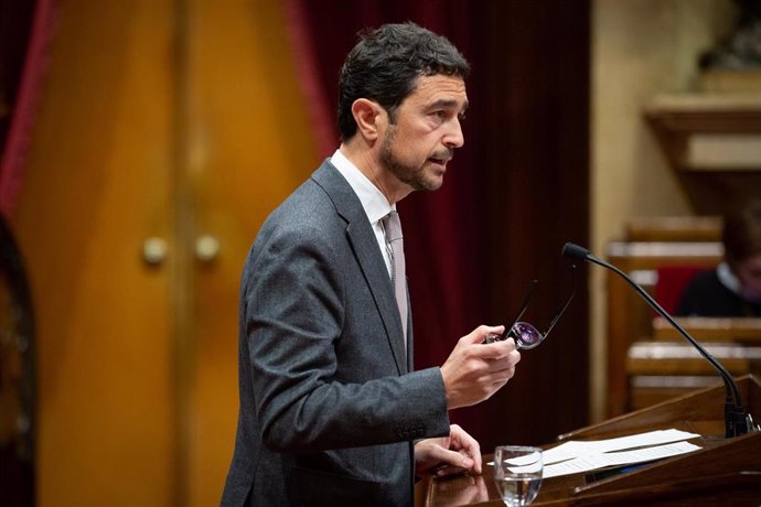 El conseller de Territorio y Sostenibilidad, Dami Calvet interviene desde la tribuna durante una sesión plenaria en el Parlament de Cataluña para aprobar los presupuestos de la Cámara. En Barcelona (España), a 4 de marzo de 2020.