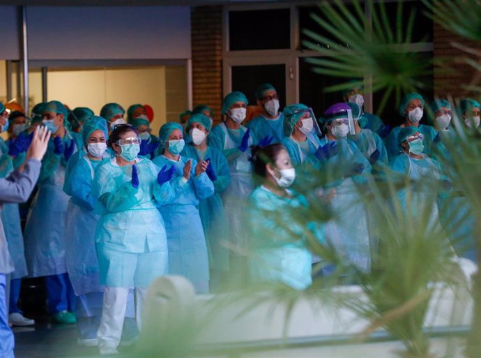 Sanitarios del Hospital Virgen del Rocío, aplauden a los taxistas en homenajea a Francisco José Ortega, primer taxista muerto por coronavirus en Sevilla a 02 de abril 2020