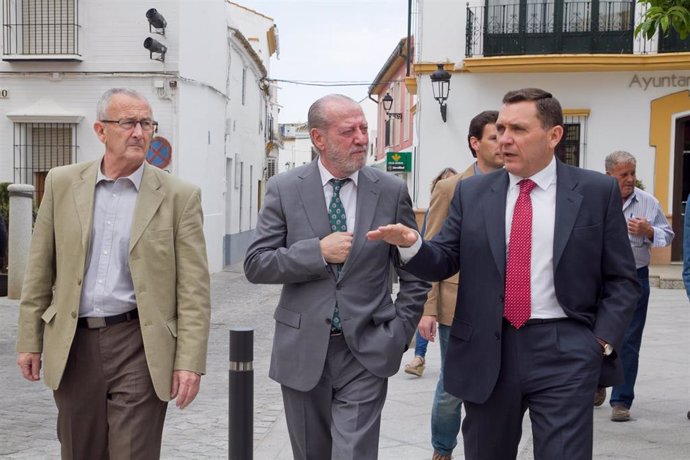 A la derecha, el alcalde de Umbrete