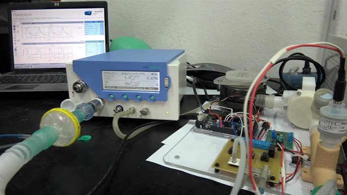 Imagen del respirador electrónico portátil desarrollado por investigadores de la UHU
