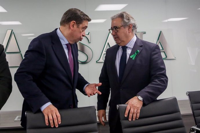 El ministro de Agricultura, Pesca y Alimentación, Luis Planas (iza) y el eurodiputado del PP Juan Ignacio Zoido (dech), en una foto de archivo.