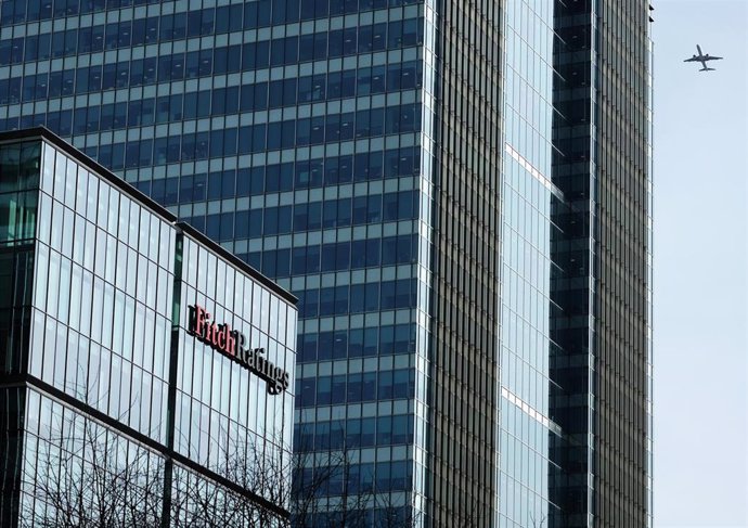 FILED - 17 March 2017, England, London: Fitch Ratings' logo can be seen on the top of its building. Credit ratings agency Fitch revised Turkey's outlook from "negative" to "stable" on Friday and affirmed its BB- rating. Photo: Jens Kalaene/dpa-Zentralbi