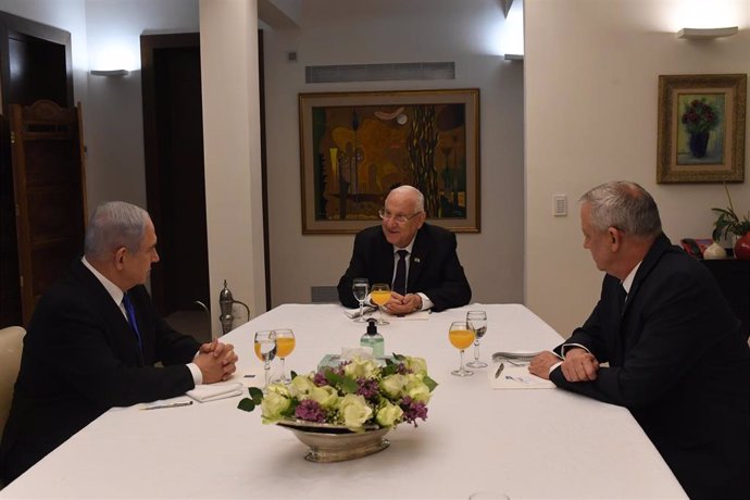 El primer ministro de Israel, Benjamin Netanyahu (i); el presidente del país, Reuven Rivlin (c); y el líder de Azul y Blanco, Benjamin Gantz (d)