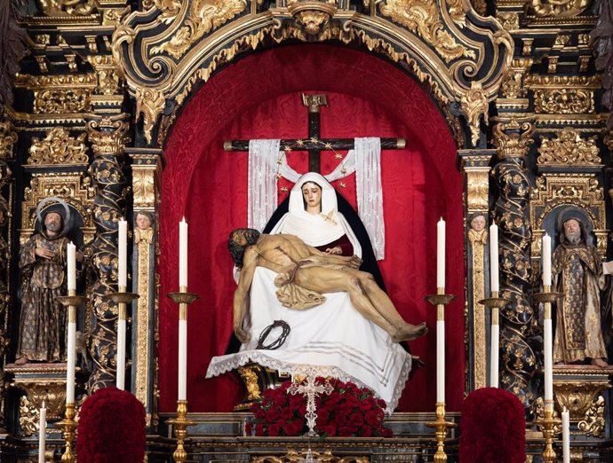 Interior de la  glesia del Baratillo donde sus titulares están en sus altares  debido a la suspensión de la Semana Santa de Sevilla por el estado de alarma del coronavirus COVID-19. Sevilla a 8 de abril del 2020