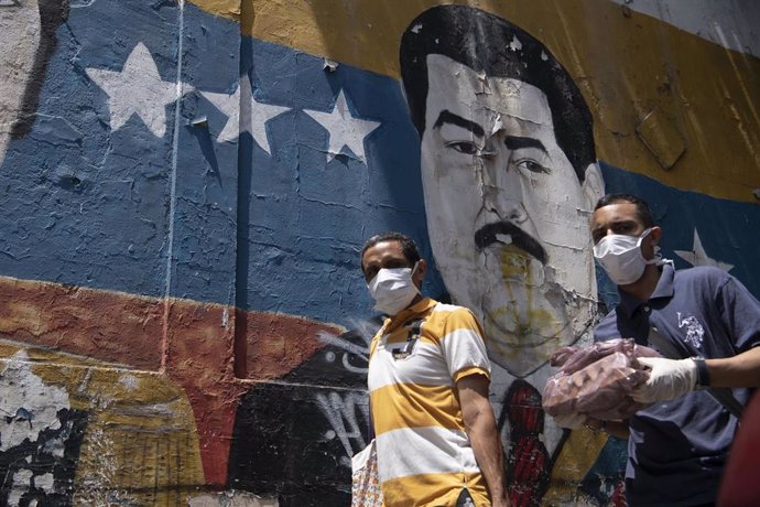Dos hombres con mascarilla en Venezuela