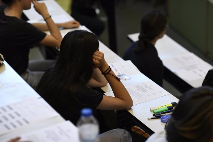 Estudiantes se preparan para comenzar el examen de Evaluación para el Acceso a la Universidad (EvAU).