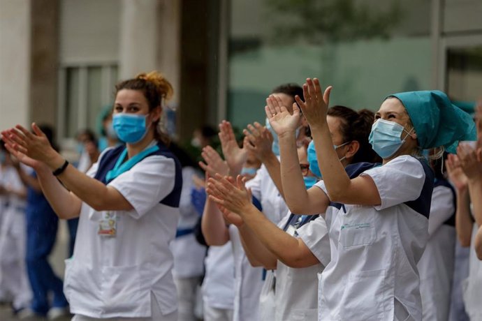Personal sanitario aplaude y saluda en las inmediaciones de la Fundación Jiménez Díaz como muestra de agradecimiento a todo el personal sanitario que trabaja a destajo en la crisis del coronavirus.