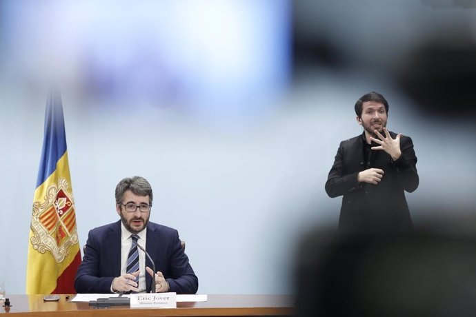 El ministre de Finances i Portaveu, Eric Jover, i l'intrpret del llenguatge de signes, David Jiménez