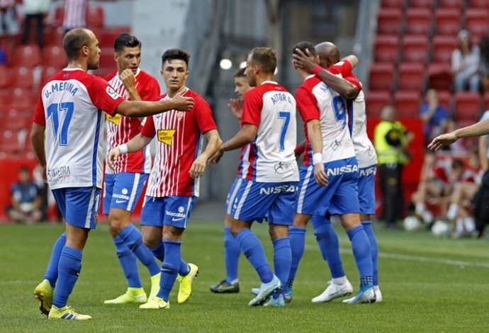 El Sporting de Gijón derrota al Almería en El Molinón