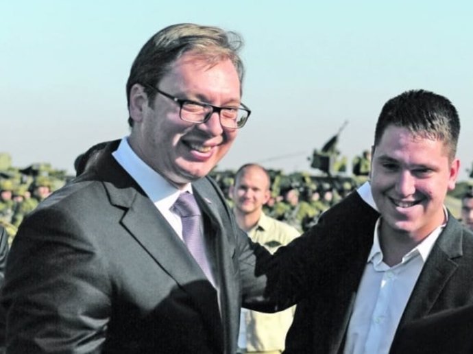 El primer ministro de Serbia, Aleksandar Vucic, y su hijo, Danilo.