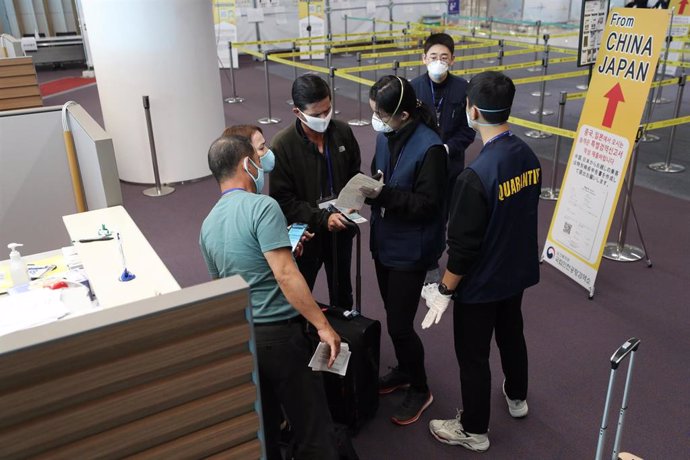 Pasajeros procedentes de Japón se someten a un control de entrada especial en el aeropuerto surcoreano de Incheon, después de que ambos países comenzaran a imponer restricciones de entrada a sus respectivos países a causa del coronavirus.