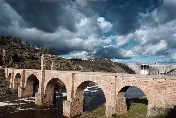 Puente Romano de Alcántara, lluvia, nubes, mal tiempo