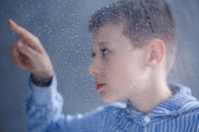 Child is looking on water