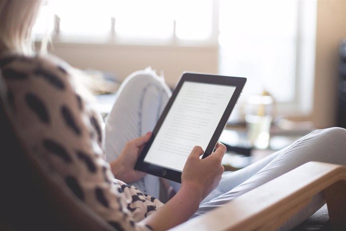 Mujer leyendo un libro digital.