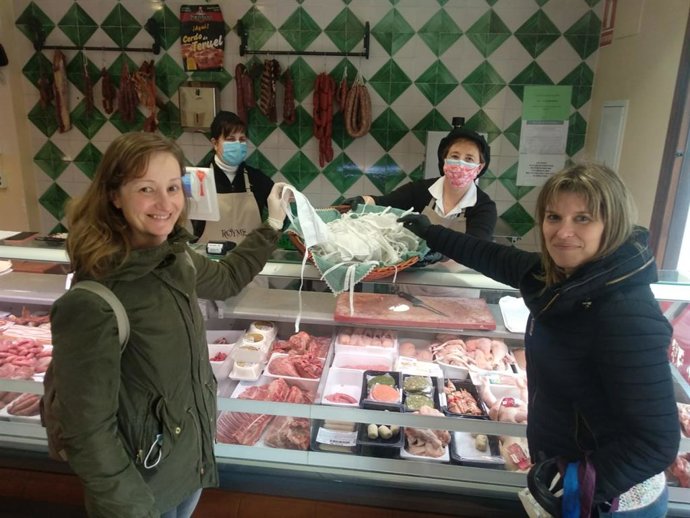 Vecinas de Monreal del Campo  muestrran algunas de las mascarillas que han confaccionado