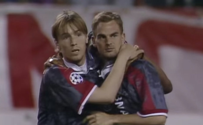 Witschge y Ronald de Boer celebran un gol marcado al Atlético de Madrid.