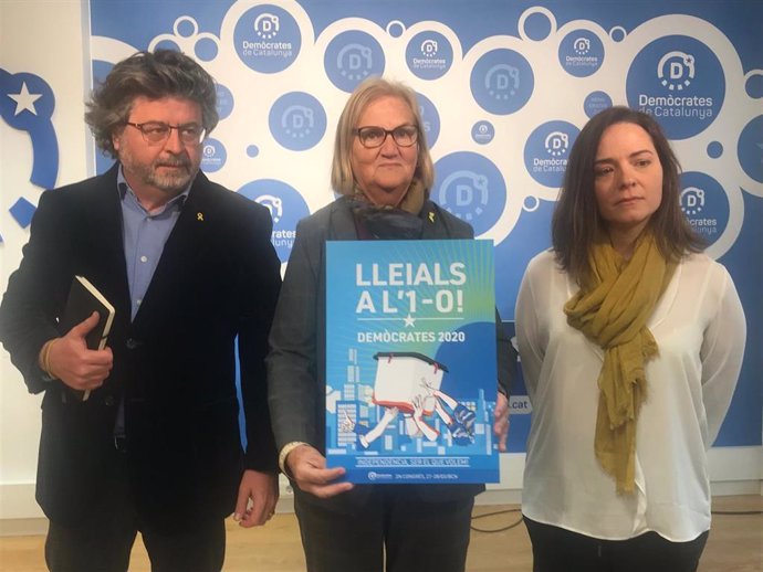 Antoni Castell, Núria de Gispert y Cristina Rúbies (Demcrates), en rueda de prensa este lunes
