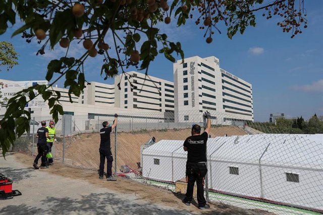 Un equipo de trabajadores en el hospital de campaña instalado junto al Hospital La Fe de Valencia