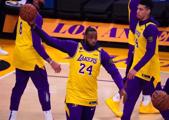 LeBron James calentando con los Lakers