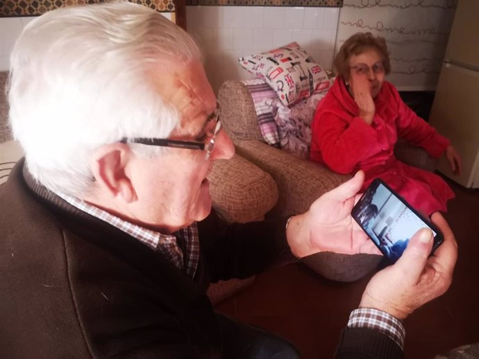 Calles estrena servicio de videollamada para mayores