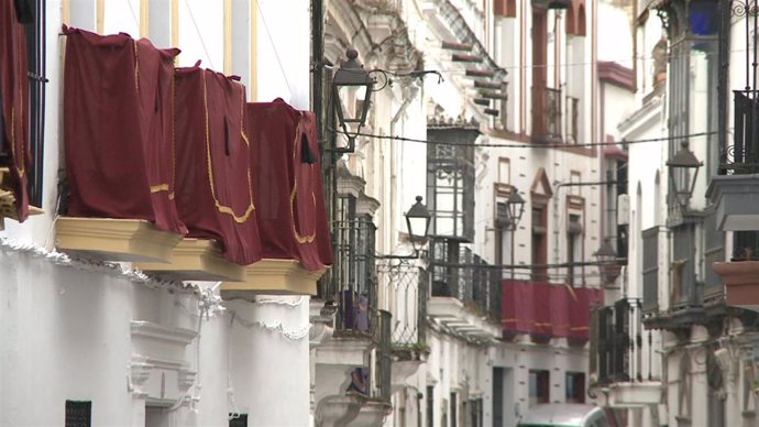 Jerez de los Caballeros (Badajoz) adorna sus balcones a pesar de la cancelación de la Semana Santa