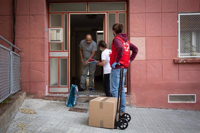 Campaña de entrega de alimentos a familias vulnerables de la Creu Roja en Barcelona durante el confinamiento por el coronavirus
