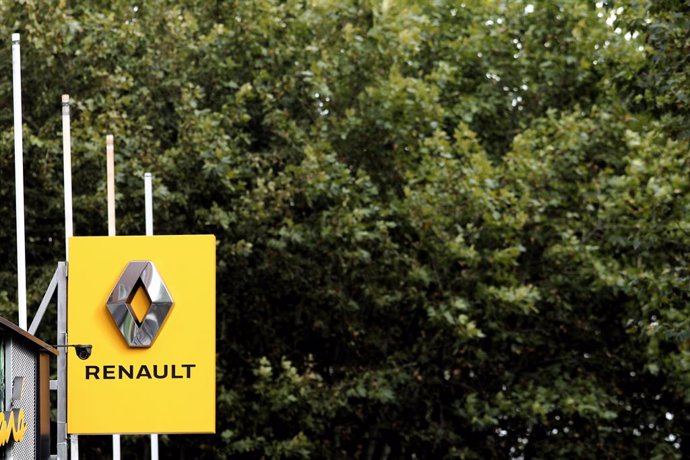 Logo de Renault en un concesionario de Madrid el día en el que el 'profit warning' de Renault ha apuntado que prevé una caída de sus ingresos para este año de entre un 3% y un 4%, en Madrid a 18 de octubre de 2019.