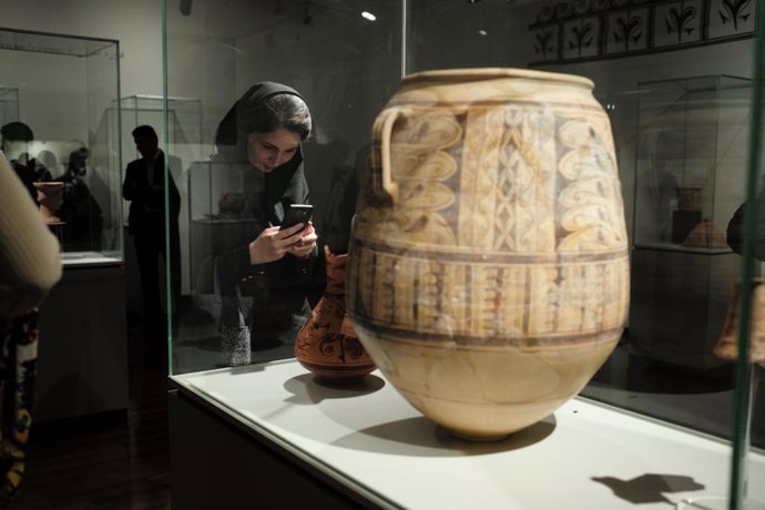 Una visitante en la exposición del MARQ en Teherán.