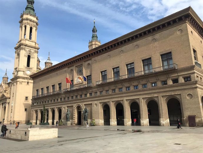 El Ayuntamiento de Zaragoza con torre del Pilar al fondo