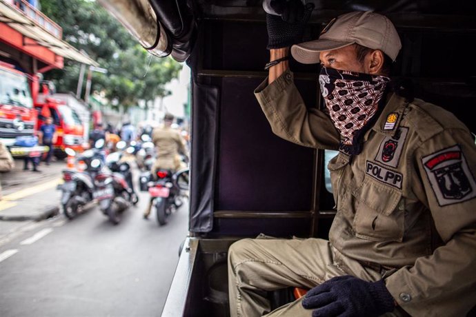 Un policía con mascarilla por el coronavirus en Yakarta (Indonesia)