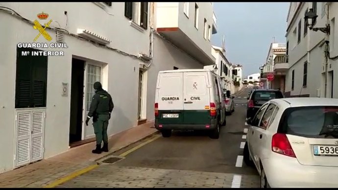 Agentes de la Guardia Civil prestando apoyo a la residencia de ancianos de Es Mercadal.