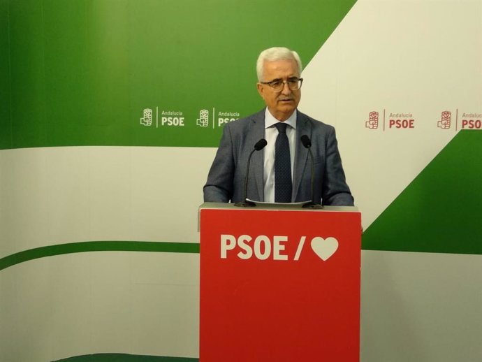 El portavoz adjunto del Grupo Socialista en el Parlamento de Andalucía, Manuel Jiménez Barrios, en una foto de archivo.