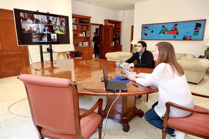 La presidenta del Govern, Francina Armengol, y el conseller de Modelo Económico, Iago Negueruela, reunidos con agentes sociales por videoconferencia.