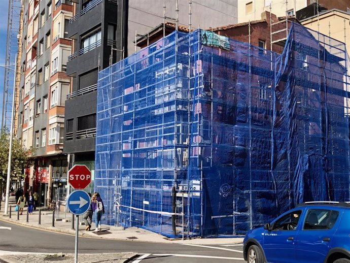 Obra derribo edificio calle Alta