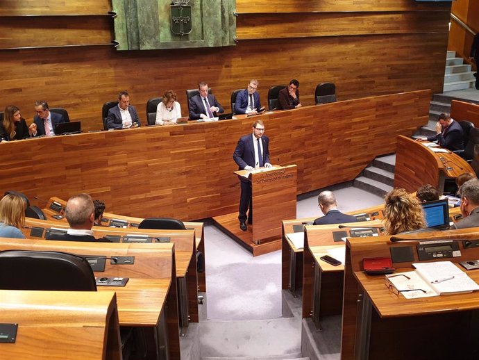 El portavoz de Foro en la Junta General, Adrián Pumares, en imagen de archivo de una sesión del pleno parlamentario.