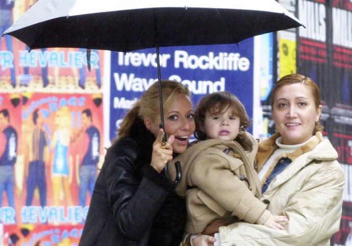 MARTA SANCHEZ Y SU HERMANA PAZ SÁNCHEZ EN LA CORUÑA         11/2/2002