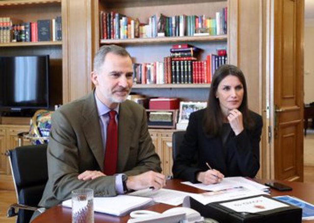 El Rey Felipe VI y la Reina Letizia en su despacho