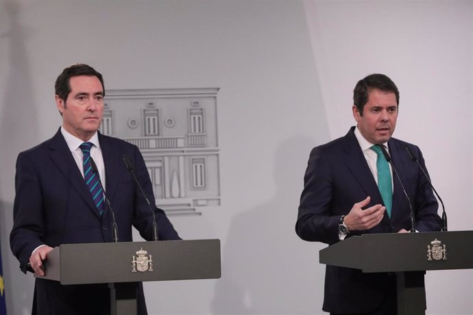 El presidente de la CEOE, Antonio Garamendi (izq) y el presidente de la Confederación Española de la Pequeña y Mediana Empresa Cepyme, Gerardo Cuerva 