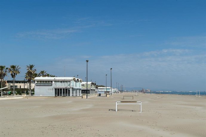 LAS PLAYAS DE VALENCIA INUSUALMENTE VACÍAS EN UNA SEMANA SANTA PARADA POR CORONAVIRUS