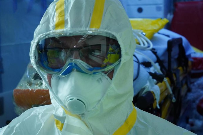 Trabajador sanitario con traje de protección individual y mascarilla para no contagiarse. 