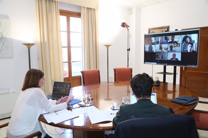 La presidenta del Govern, Francina Armengol, y el director de Relaciones con el Parlament, Miquel ngel Coll, en reunión telemática con los grupos parlamentarios.