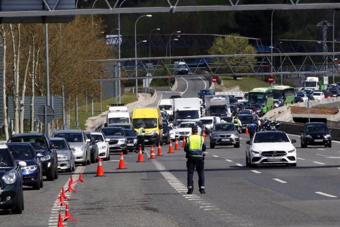 Retenciones en la autopista A-6 en Madrid este pasad miércoles al intensificarse los controles policiales ante el estado de alarma en vísperas del festivo.