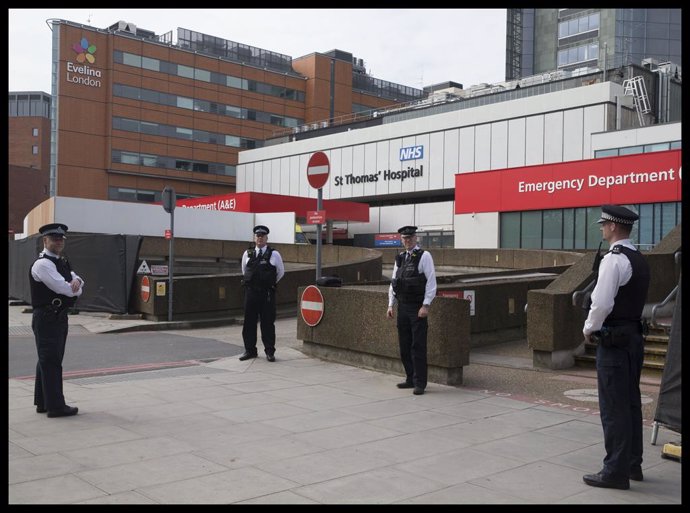La Policia de Londres al costat de l'Hospital St Thomas en el qual es troba ingressat Johnson. 