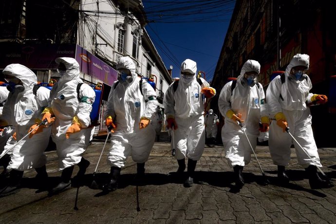 Trabajadores desinfectan las calles de La Paz, la capital de Bolivia, por el coronavirus. 